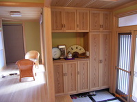 ⑨　玄関収納は杉材で白木建設の代表の手造りのオーダーメード家具です。
