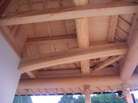 ⑮　テラス天井の木組みです。敷梁の上に小屋梁を十字にかけています。