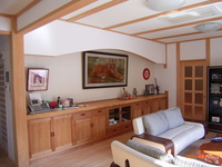 ⑫　リビングの写真です。正面の家具は国産タモ材の５ｍの1枚物の天板で造り付けのオーダー家具です。