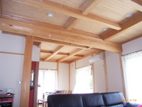 ⑪リビングから見たダイニングの写真です。天井は敷梁と胴差し組を表し､天井板は杉の羽目板です。