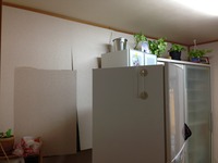 この写真が、台所の写真です。冷蔵庫の裏の壁が壊れ冷蔵庫を1ｍほど押し出しています。内壁には間柱と筋交がたすき掛けに入っているのですが間柱3本、筋交が2本完全に折れていました。かなりの衝撃と圧力だった事が見て取れます。