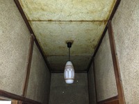 ⑤廊下の天井の着工前の写真です。
こちらも天井板がかなり変色して暗いイメージなので明るい空間にしたいと思います。