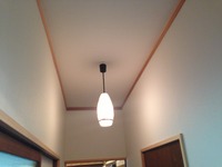 ⑥廊下の天井のリフォーム完了写真です。白を基調とした天井に貼り替え明るい空間になりました！