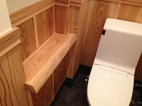 この画像は、トイレに入ってこられたお客様が携帯やバックなどを置くスペースに
杉板のカウンターを造って仕上げました。ちょっとトイレにこういうスペースが
あるといいですよね(^^)