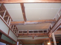 今まで屋根裏に隠れていた２本の太鼓梁を今回天井高を上げて化粧梁として見せます。部屋の雰囲気をガラッと変えてくれるハズです。