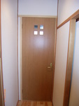 トイレのドアです。　ドアの小窓のデザインはお客様の奥様のデザインです。お洒落ですよね。何度も空けたくなりますね（笑）