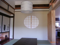 座敷です。　二間続きの和室を丸窓のある壁で仕切り座敷と主寝室の２つの部屋に分けました。
