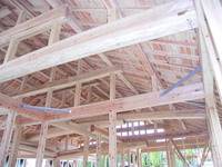 ⑩　小屋組みの写真です。白木建設はこの小屋組みが標準仕様です。
下から梁、二重梁、三引き、高梁、棟木となります。