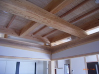 ⑬　和室の天井です。迫力ある梁組ですね。梁組みと竿縁を入れ杉の無垢の天井板を貼って仕上ました。