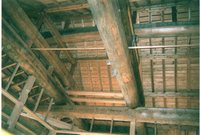 ⑪１階の大屋根を下から見た写真です。敷き梁や高梁が十字に組んでねじれの力に対応しています。