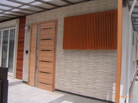 玄関壁のタイルは千陶彩というタイルです。