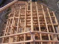 ⑨　1階入母屋反り破風部分の小屋組みが完了しました。上から見ると小屋組みをよく組んでいるし､きれいに納まっています。