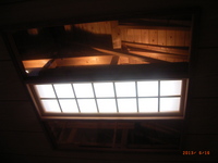 ⑱小屋裏にもＬＥＤの暖色系の照明を取付て､座敷からスイッチを入れると小屋裏の木組みが下から見れるようになっています。