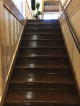 ⑦古民家レストラン　阿蘇　はなびし　1階直階段完成
階段踏み板は創建当初の松板でササラ板と蹴込板は高さが変わったので新しく造り替え架け替えました。