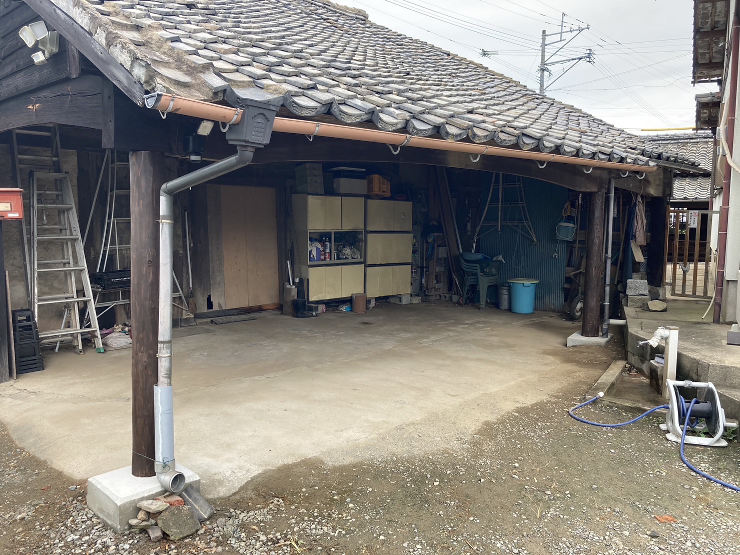 【宗像市  Ｙ様邸]  納屋の軒を支える柱が腐食したので新しく柱を取替えました。【宗像市　白木建設】